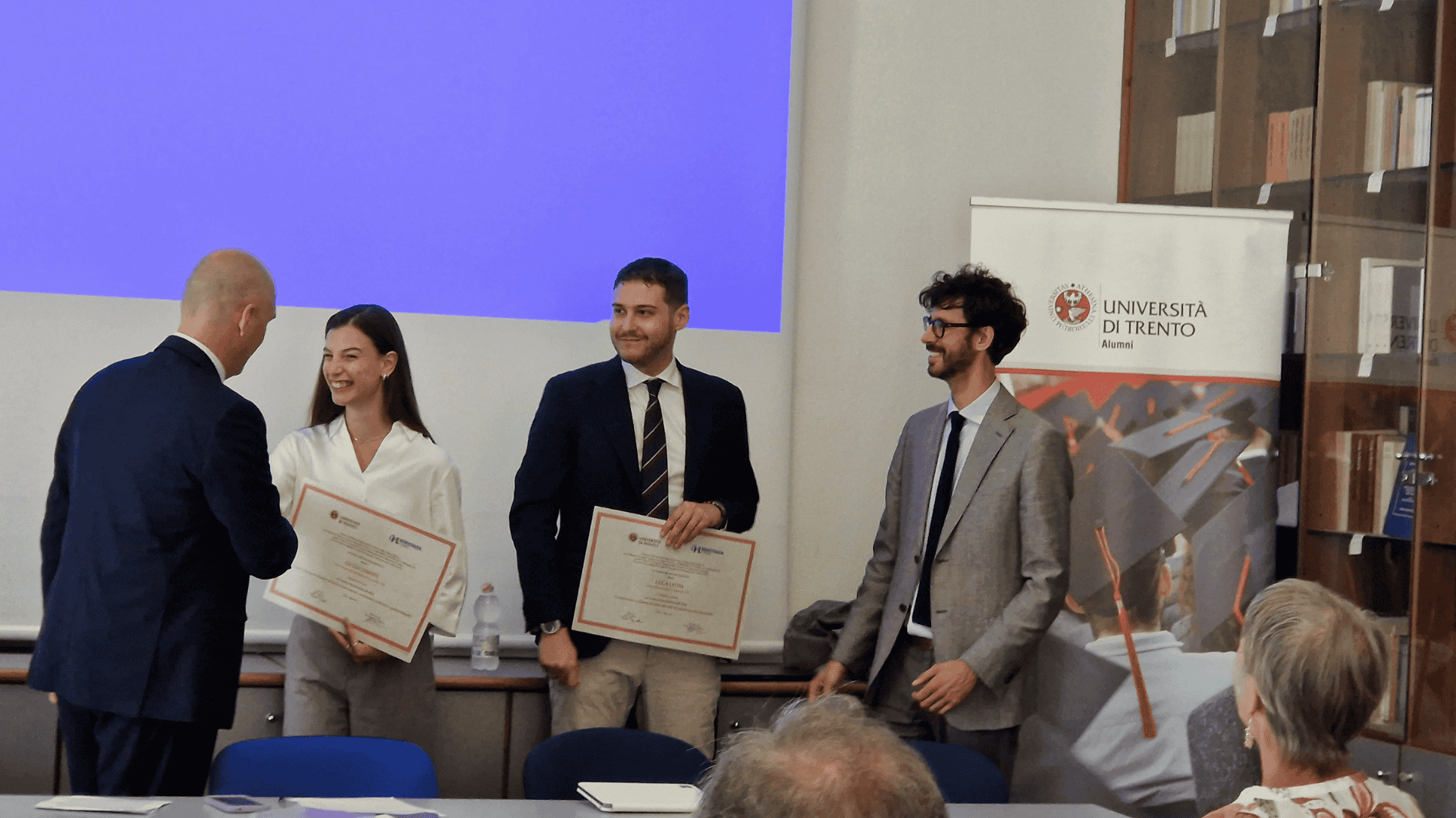 Giulia Sabaini e Luca Leoni con Alex Marini, presidente di Più Democrazia in Trentino, e Andrea Magliari, docente alla Facoltà di Giurisprudenza