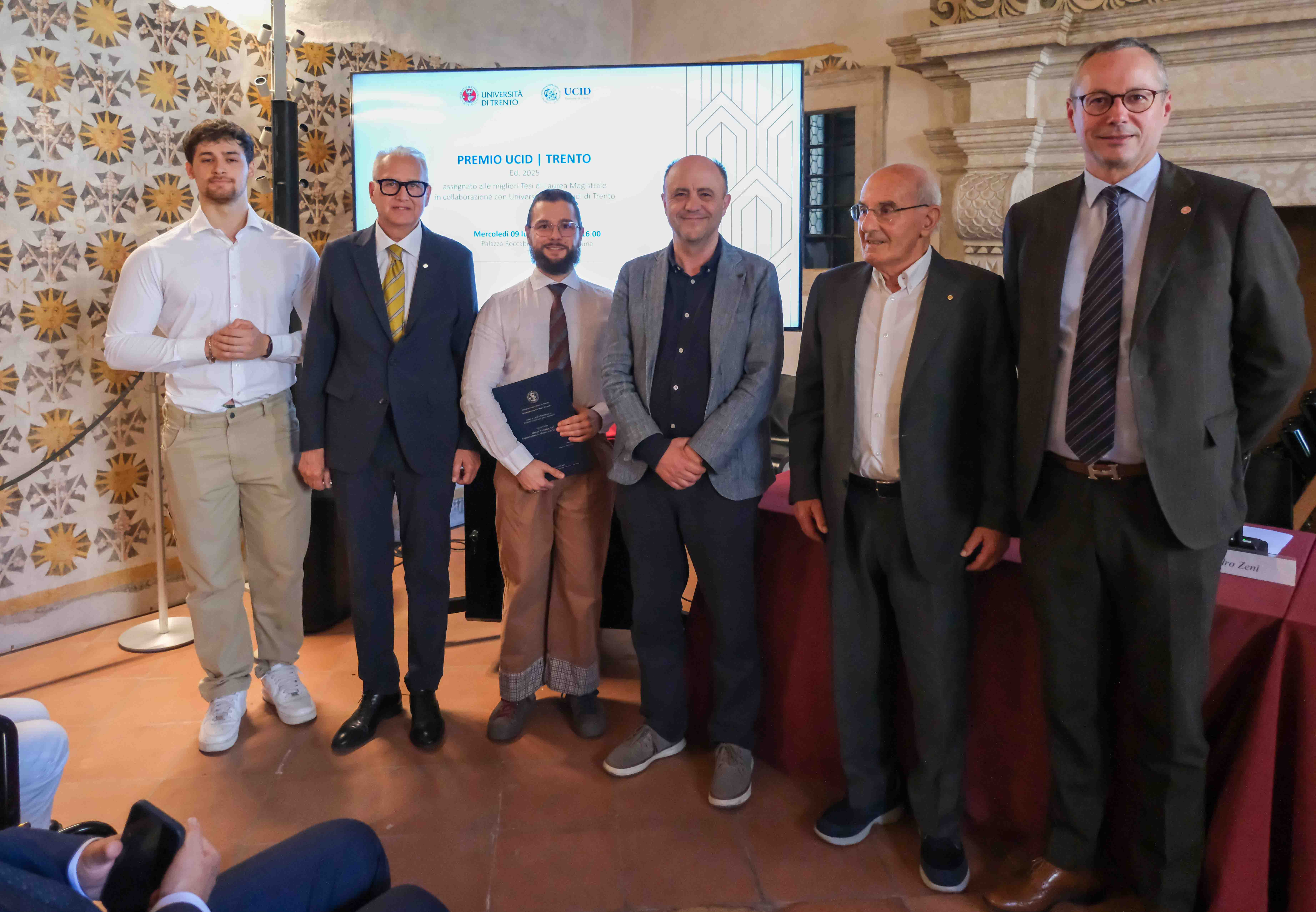 Da sinistra: il Dottor Paolo Aliprandi, il Presidente UCID Trento Sandro Zeni, il Dottor Sebastiano Vecellio Salto, il Rettore dell'Università di Trento Flavio Deflorian, il Presidente Onorario e fondatore UCID Trento Gino Lunelli e il Presidente della Camera di Commercio Andrea De Zordo