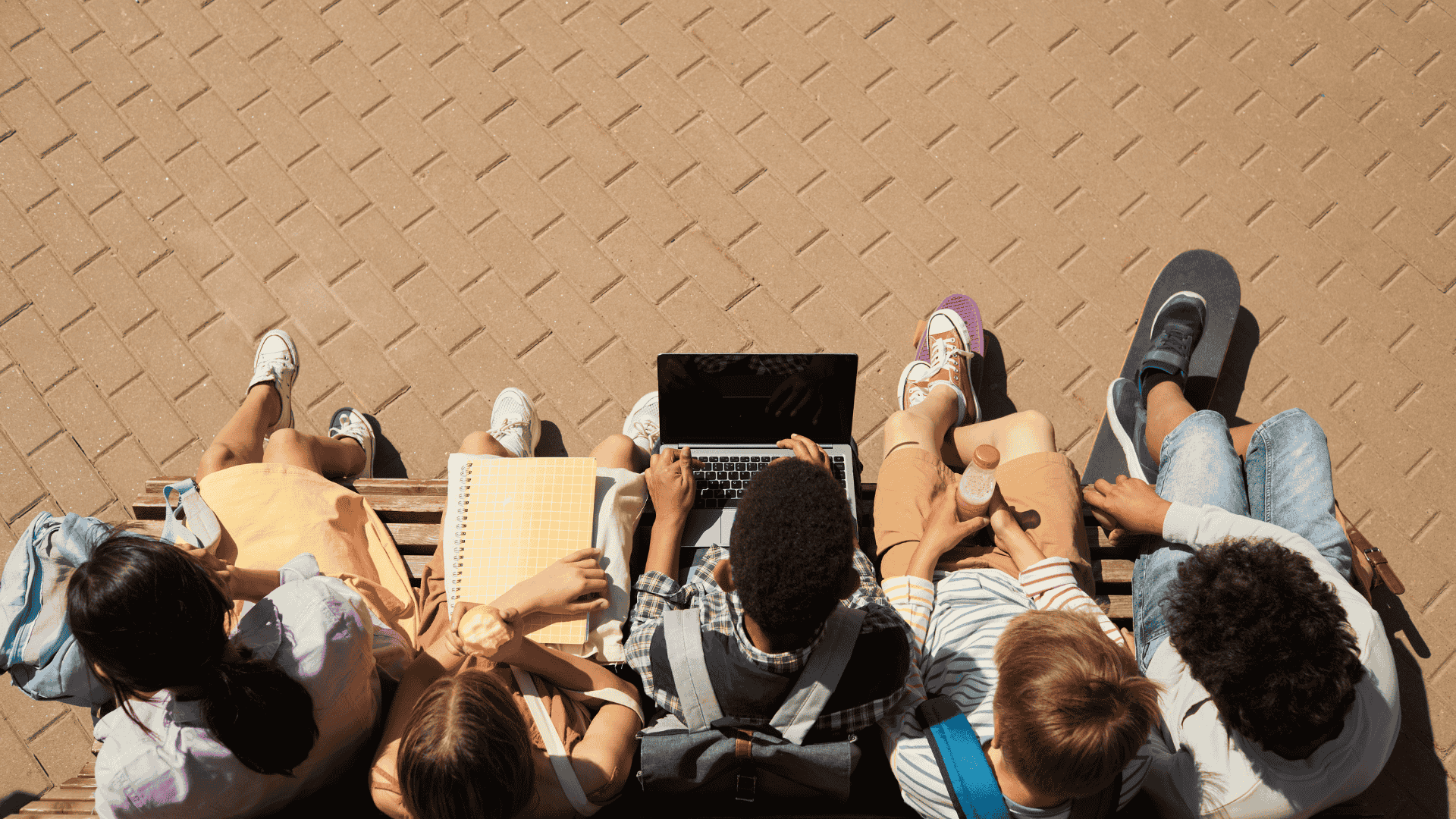 Giovanissimi studenti seduti su una panchina