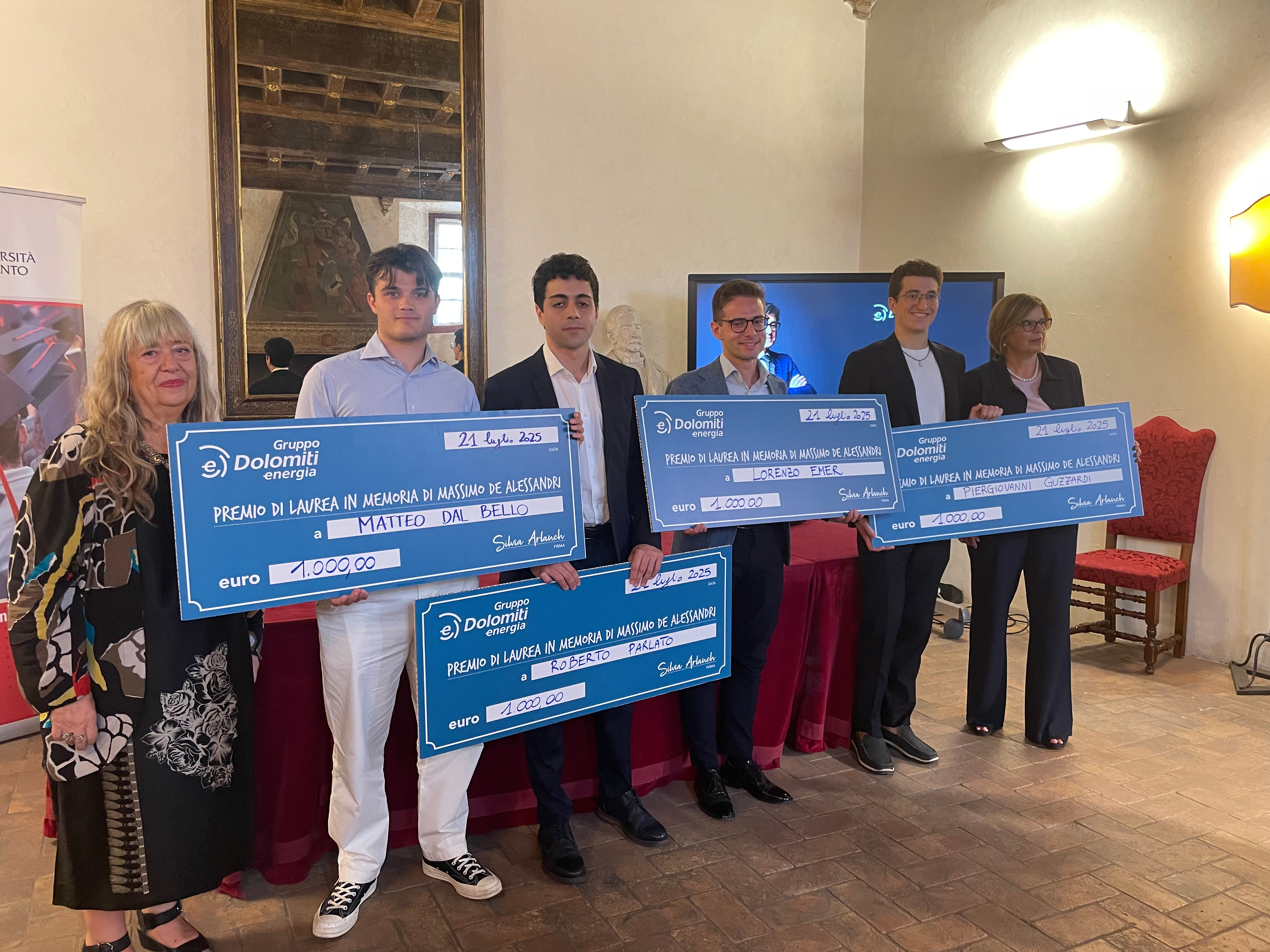 Da sx: la Prorettrice alla didattica Paola Venuti, Matteo Dal Bello, Roberto Parlato, Lorenzo Emer, Piergiovanni Guzzardi e la presidentessa del Gruppo Dolomiti Energia Silvia Arlanch