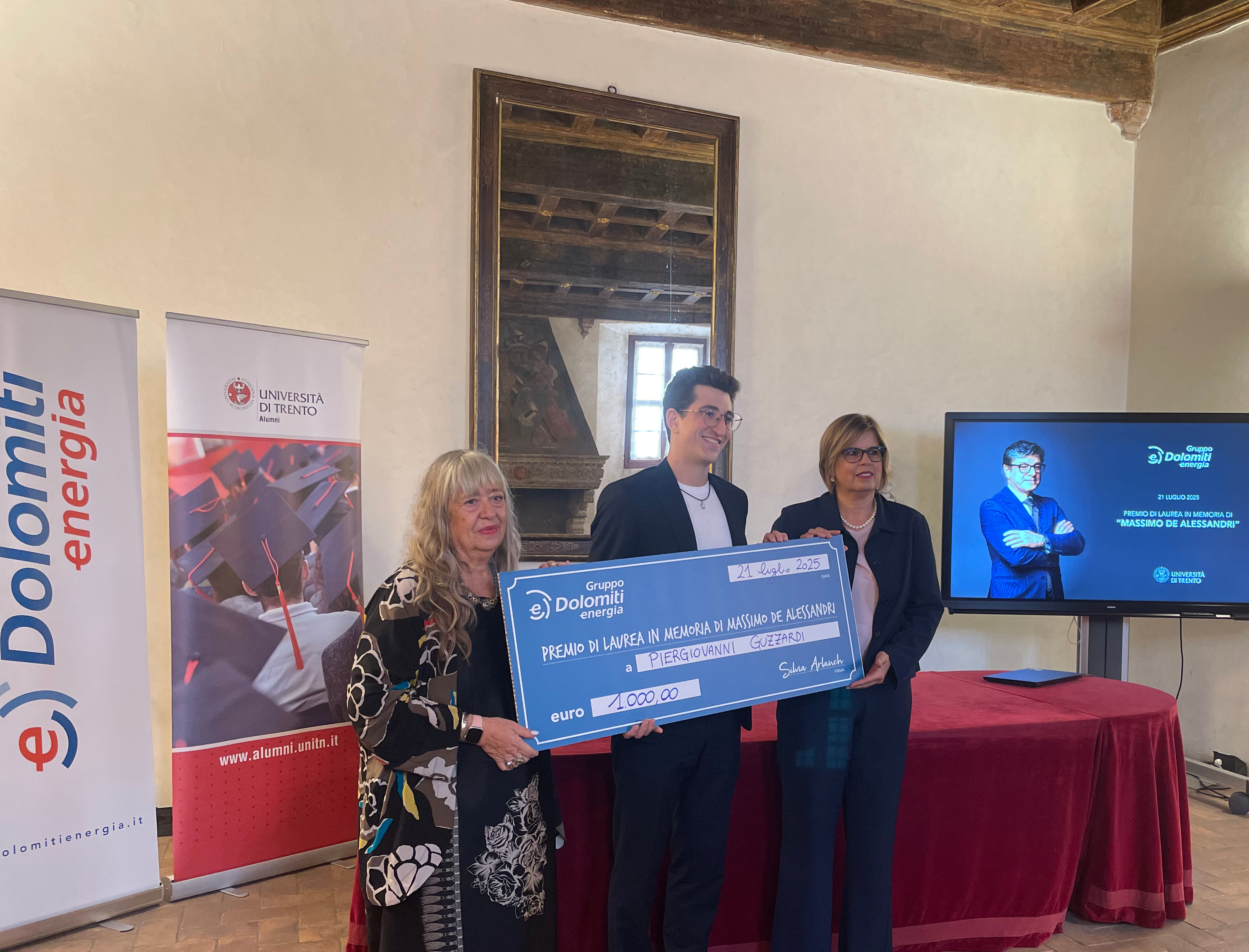Paola Venuti, Piergiovanni Guzzardi, Silvia Arlanch durante la cerimonia di premiazione
