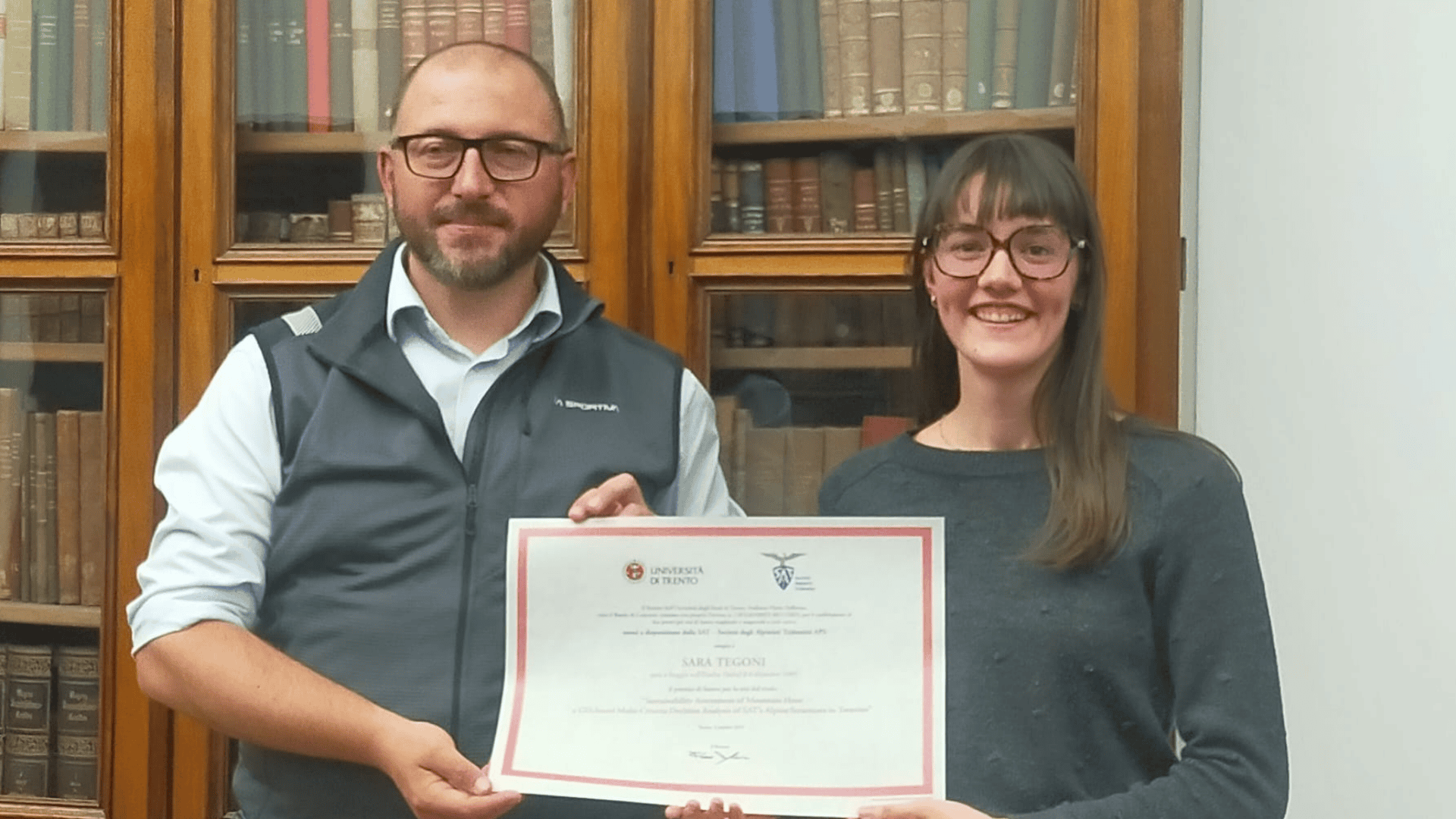 Il presidente della SAT, Cristian Ferrari, con la premiata Sara Tegoni Il presidente della SAT, Cristian Ferrari, con la premiata Sara Tegoni