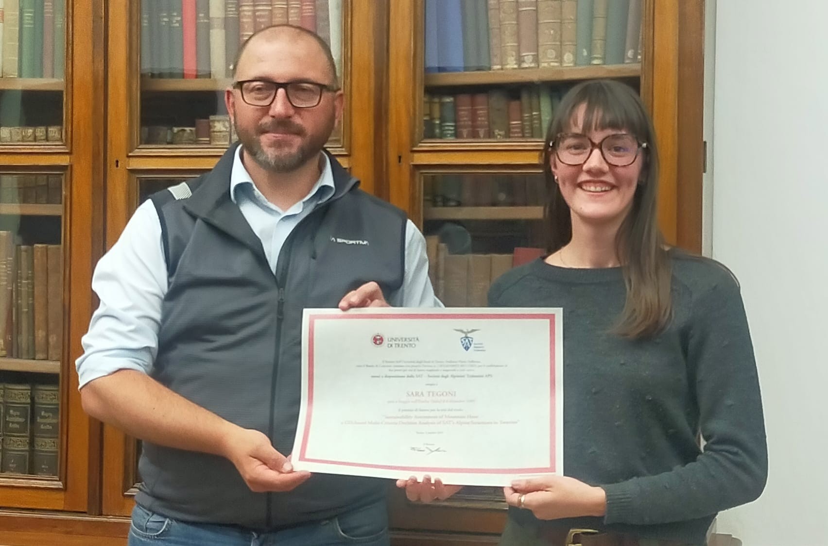 Il presidente della SAT, Cristian Ferrari, con la premiata Sara Tegoni