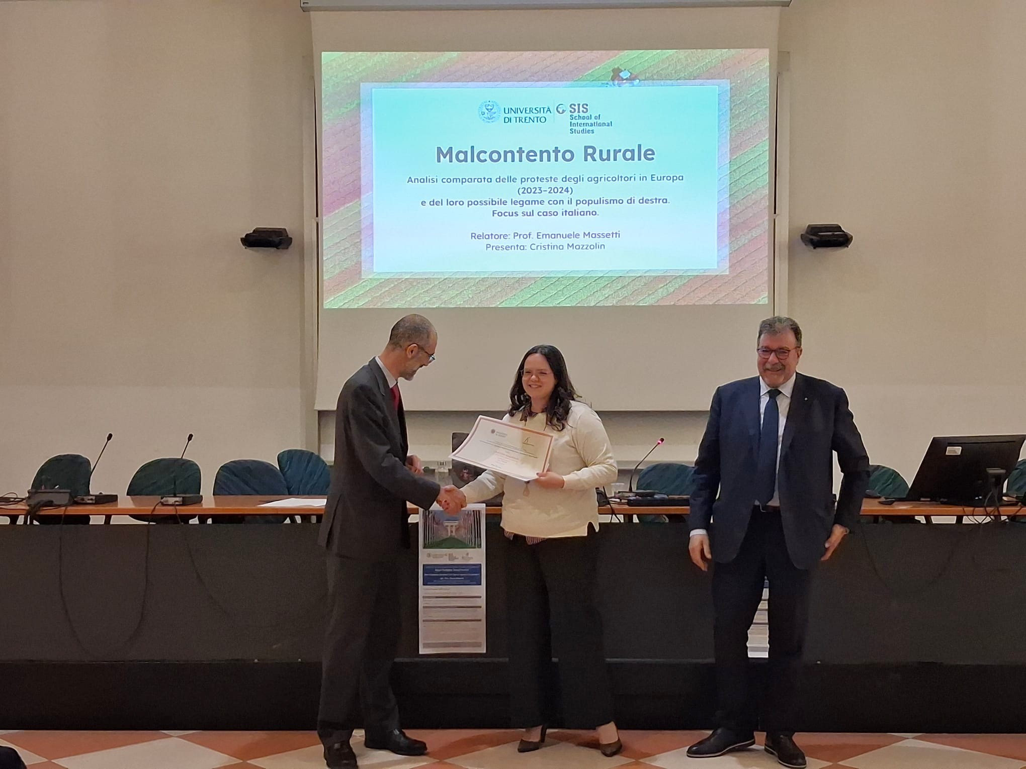 Stefano Schiavo, direttore della Scuola di Studi Internazionali dell'Università di Trento, e Luca Rigotti presidente del Gruppo Mezzacorona premiano Cristina Mazzolin