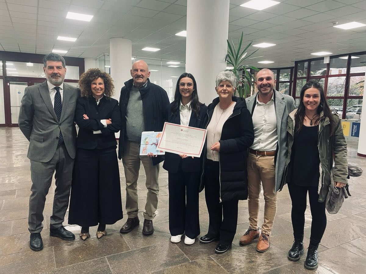 Roberto Raffaelli, Romina Michelotti, i genitori e altri familiari di Tomaso con al centro la premiata Adriana Laterza