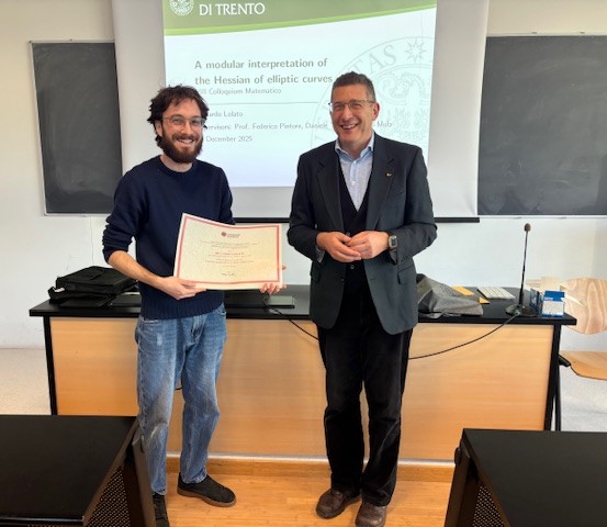 Il vincitore Riccardo Lolato premiato da Stefano Bonaccorsi, direttore del Dipartimento di Matematica