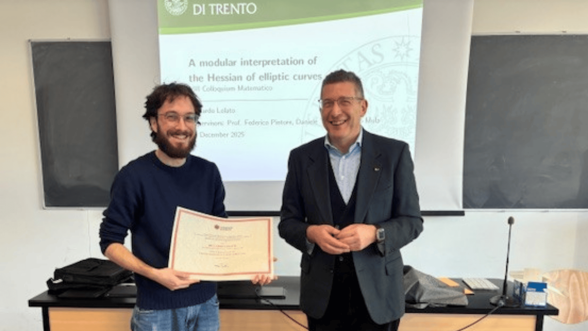 Il vincitore Riccardo Lolato premiato da Stefano Bonaccorsi, direttore del Dipartimento di Matematica